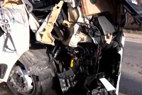 Hlavný ťah do Bratislavy zablokovala nehoda. Kamión vrazil do smetiarskeho auta 