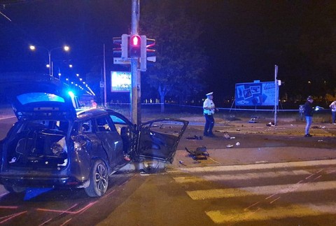 Tragická nočná autonehoda: Štyri osoby sú v kritickom stave, jedno z áut dokonca zachytilo chodca na priechode