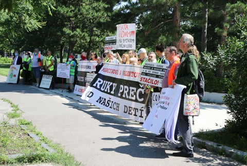 Vymazaní rodičia z celého Slovenska protestovali pred ministerstvami a vládou
