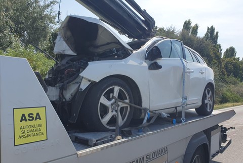 Nehoda kamiónu a osobného auta