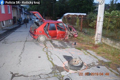 Troch mladíkov zastavil až náraz do elektrického stĺpa. Divoká jazda si vyžiadala život jedného z nich
