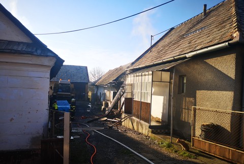 Pri požiari rodinného domu bojoval o život muž. Plamene sa rozšírili do viacerých miestností