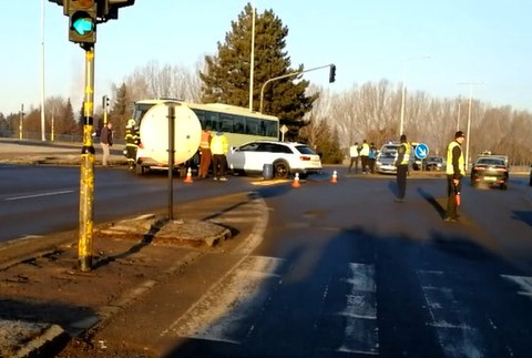 Polícia rieši kurióznu zrážku autobusu s autom. Jeden z vodičov ale nebol triezvy