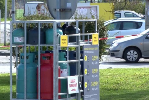 [multi] Na benzínke našli granát. 7102