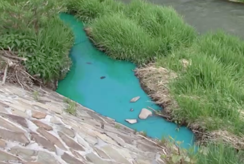 Miestny potok v Žiline dostal zvláštne sfarbenie