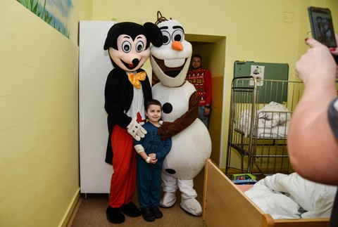 Sviatky nemôžu osláviť doma. Kúzlo Vianoc priniesli aj deťom v nemocnici