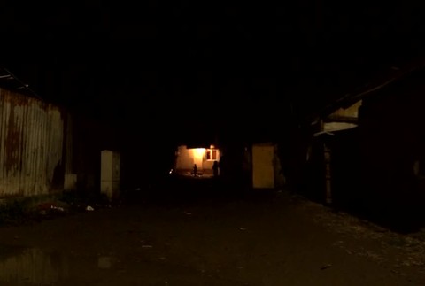 Vzduchom lietali kamene a ľudia sa mlátili lopatami. Konflikt dvoch rodín musela vyriešiť až polícia