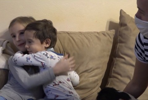 Zneužitie príbehu chorého chlapčeka.