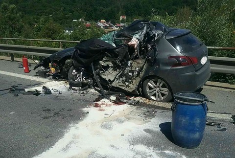 Tragická dopravná zrážka troch áut a kamióna si vyžiadala jednu obeť