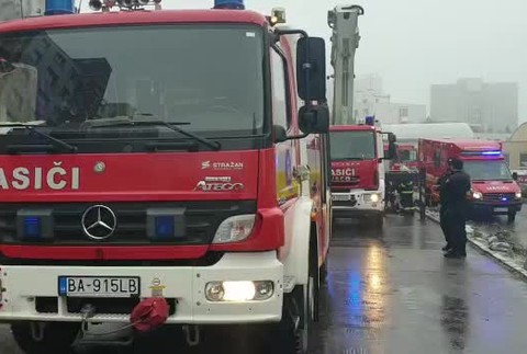 [multi] Požiar bytu v Bratislave. Hasiči potvrdili, že v ňom nastal výbuch 963