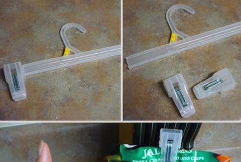 Obaľte fľašu mokrým papierom.