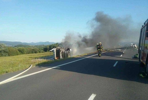 Tragická zrážka auta s nákladiakom. Jeden z vodičov neprežil