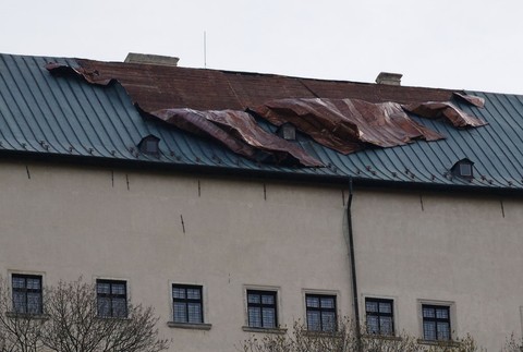 Zničená strecha na hrade Červený kameň