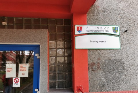 Tragédia v Ružomberku. Z okna na siedmom poschodí vypadol 17-ročný mladík