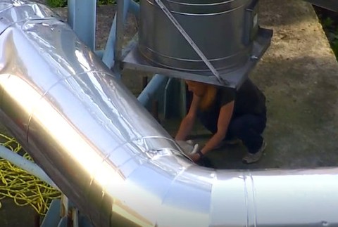 Náročný zásah ochranárov. Mláďa bociana zmizlo v plechovej rúre