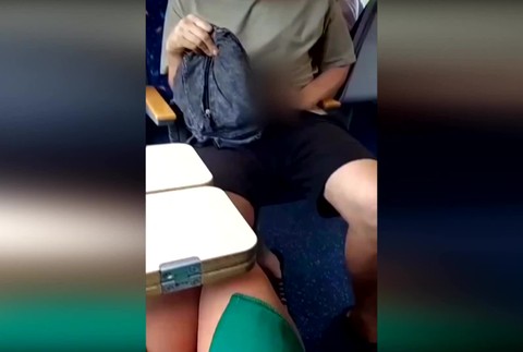 [multi] Muž masturboval pred dievčaťom vo vlaku. 3119