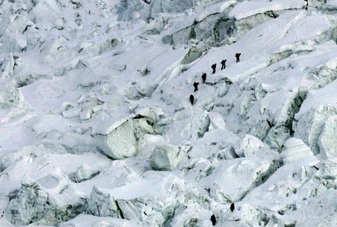 Nepál - zemetrasenie vyvolalo lavínu na Mount Evereste