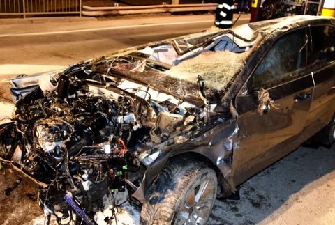 Utekal pred políciou. Zdemolované auto našli v priekope, jeho telo ležalo pri plote18