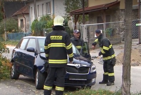 Strhol volant, lebo sa chcel vyhnúť zrážke. Vodič Fábie narazil do čerešne a skončil s autom na boku