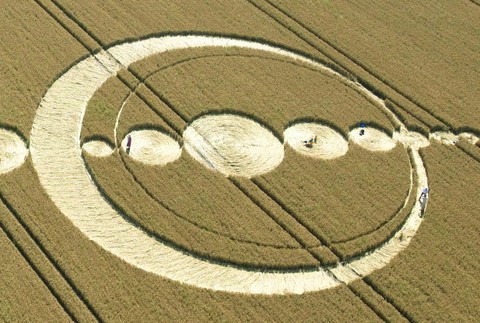 Kruhy obilie pole v poli mimozemšťania UFO