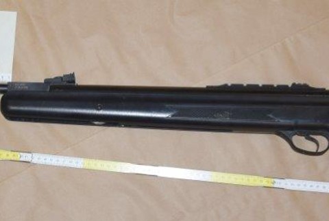 Opitý muž mieril kušou na pracovníkov v lese. Neskôr zbraň vymenil za vzduchovku