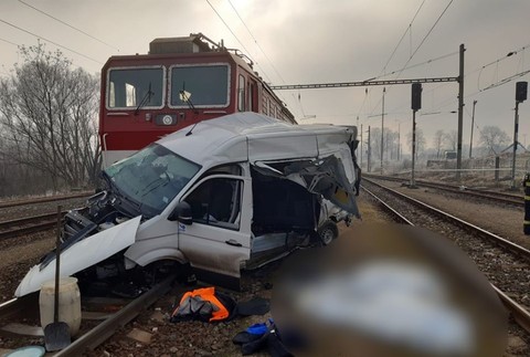 Tragická nehoda na železničnom priecestí. Zrážka s vlakom si vyžiadala dva životy