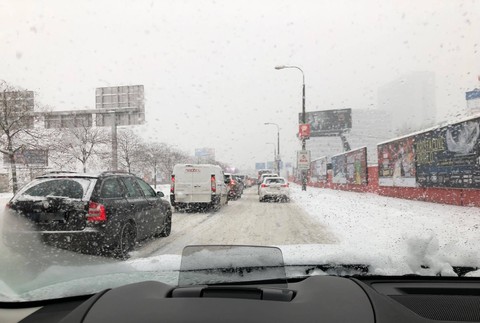  VIDEO: Silné sneženie v Bratislave komplikuje dopravu, tvoria sa kolóny