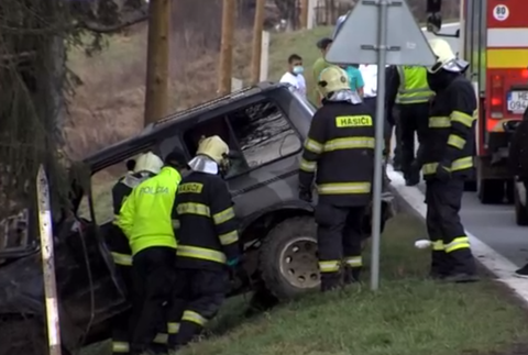 Muž z neznámych príčin zišiel z cesty, neprežil náraz do stromu 