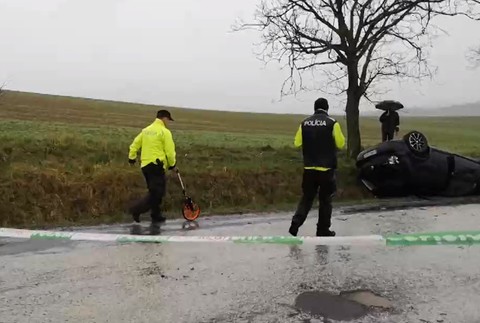 Tragická nehoda pri Dienčanoch. Cestu uzavreli 