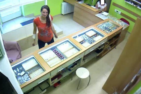Zlodejka Novosadská Trnava zlatníctvo zábery z kamery 2