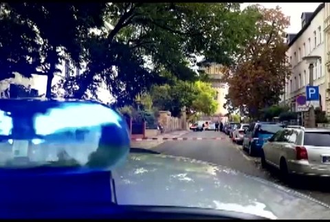 Strelec zavraždil dvoch ľudí neďaleko nemeckej synagógy. Ku krviprelievaniu došlo počas židovského sviatku