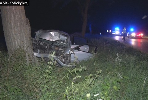 Nočná jazda v Michalovskom okrese sa skončila tragicky. Vodič (†40) neprežil zrážku do stromu 