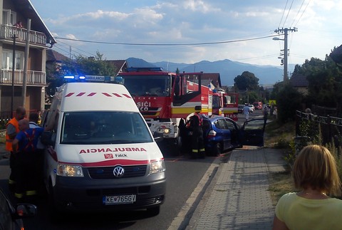 Dnes krátko po 16-tej hodine sa v  Liptovskej Ondrašovej zrazilo hasičské auto s osobným autom. Vodička osobného auta nedala prednosť hasičskému autu. Zranená vodička osobného auta bola prevezená do Liptovskomikulášskej nemocnice.
