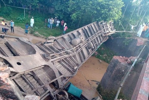 Ku vlakovému nešťastiu došlo v severovýchodnej časti Bangladéša pri prejazde mostu nad kanálom.