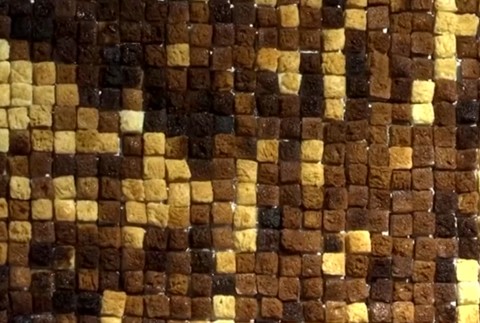 Obraz z chleba. Anonymný umelec naň použil až 40 tisíc krutónov