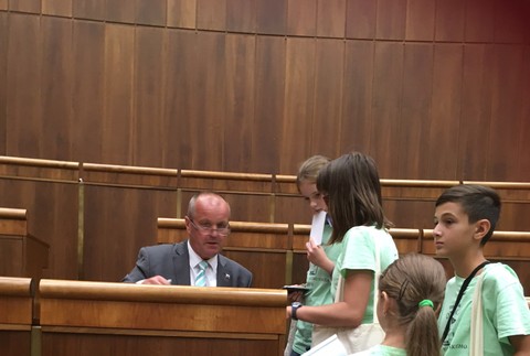 Môžu politici klamať? Na čo ste hrdí? Na Hodine otázok deti "grilujú" politikov