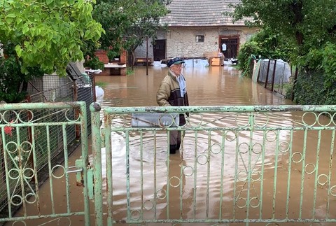 Voda v pivnici až po krk a balvan na koľajniciach. Počasie potrápilo obyvateľov viacerých slovenských miest