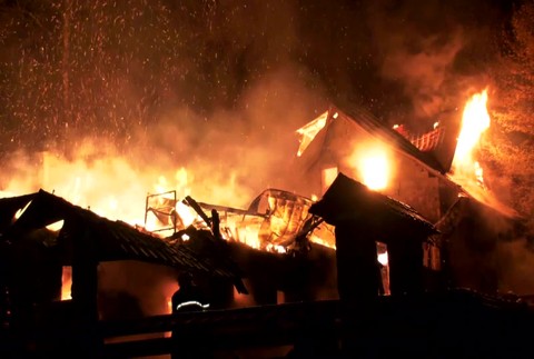 [multi] Turisti utekali z horiacej chaty 1398