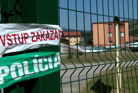 Mladík neprežil pád z druhého poschodia. Jeho matka skončila s bodnými zraneniami v nemocnici