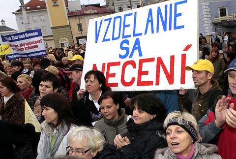 Časovo neobmedzený štrajk učitelia Slovansko november