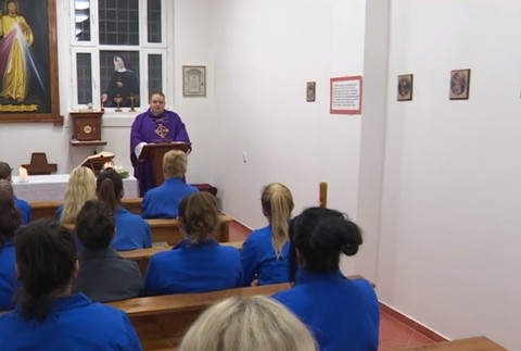 Ozdobené cely a vôňa medovníkov. Aj za múrmi väznice majú Vianoce