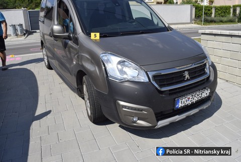 Trojročný chlapec na odrážadle nedal prednosť v jazde, skončil v boku auta