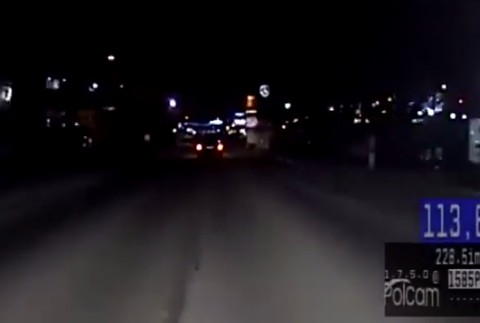 Ulicami mesta uháňal viac ako 120 km/h. Policajnú naháňačku neukončili ani varovné výstrely