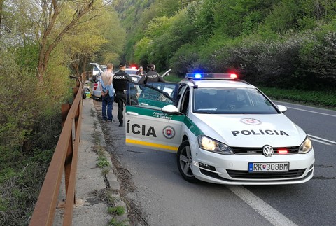 Policajná naháňačka pri Ružomberku. Na unikajúceho vodiča vytiahli zbraň