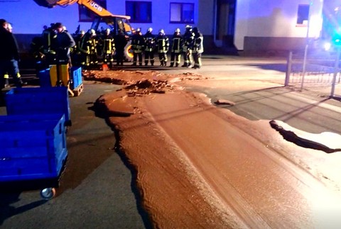 FOTO: Ulicu zaplavili litre čokolády. Hasičom museli pomáhať aj špecialisti