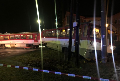Nehoda na koľajniciach. Vlak sa po náraze vykoľajil