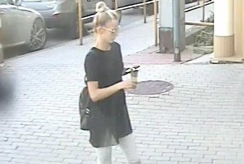 Žena mala odcudziť peniaze z bankomatu