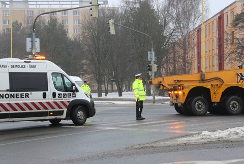 Polícia vyzýva vodičov k opatrnosti: Cez viaceré mestá presúvajú demolačný stroj po búraní bytovky v Prešove