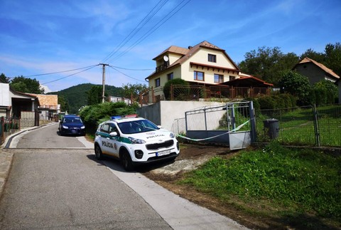 Mŕtvy muž v rodinnom dome. Na tele mal bodné poranenie