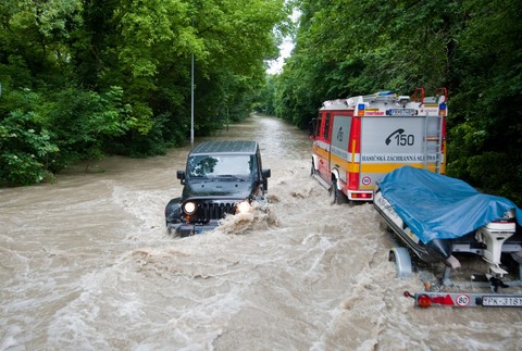 Devín zaplavená cesta auto voda